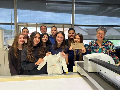 les-petites-mains-de-cette-action-solidaire-ici-avec-chantal-dargier-leur-enseignante-en-couture-et-confection-photo-m-c-1778523045.jpg